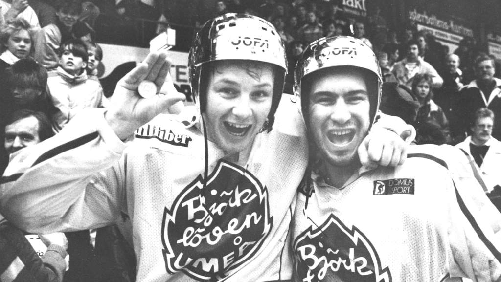 elitserien. final 1987. fr.v. lasse karlsson mikael andersson, ishockeyspelare sverige björklöven, glada efter sm-guldet