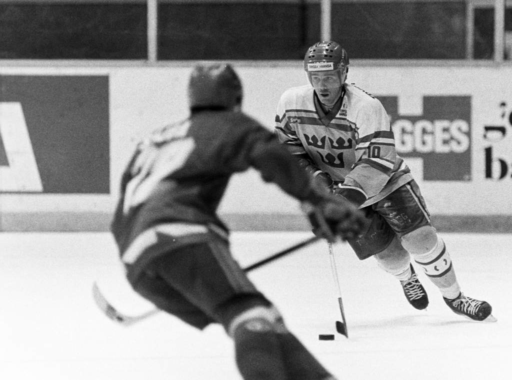 870327 Ishockey, trningsmatch, Sverige - Tjeckoslovakien, 3-5: Matti Pauna, Sverige med pucken.
Foto: BILDBYRN / 10509