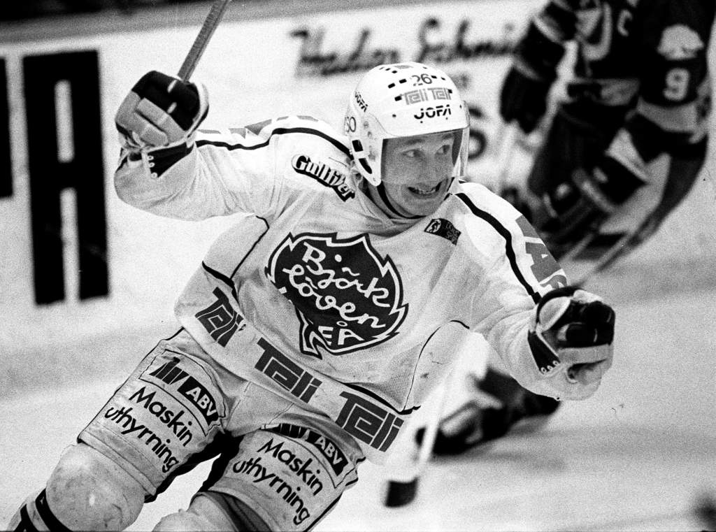 870315 Ishockey, Elitserien, SM-Final, Bjrklven - Frjestad, 6-1: Johan Trnqvist, Bjrklven, jubel.
Foto: BILDBYRN / 10426