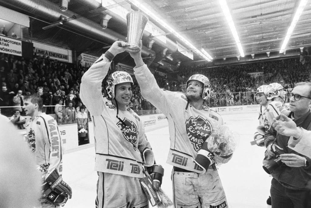 870315 Ishockey, Elitserien, SM-Final, Bjrklven - Frjestad, 6-1: Bjrklvens Ulf Dahlen och Peter Sundstrm med pokalen.
Foto: BILDBYRN / 10426